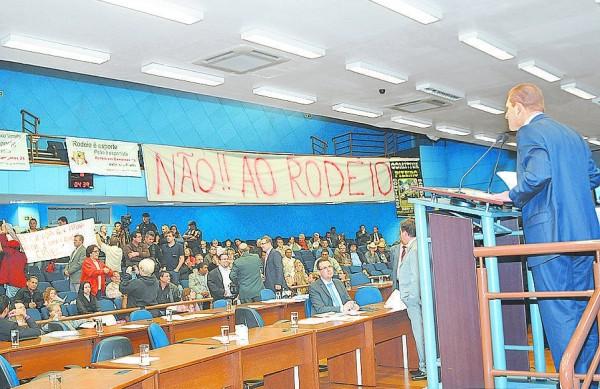 Vermelho discursa na tribuna diante de plateia: ativistas aceitam rever o projeto, porém, sem data  (Carlos Sousa Ramos/27mai2013/AAN)