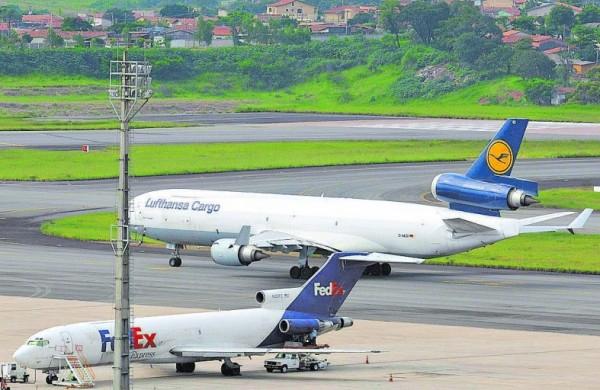 Aviões cargueiros em Viracopos: exportações das cidades da região mantêm boa média, mas não chegam para gerar superávit comercial (Cedoc/RAC)