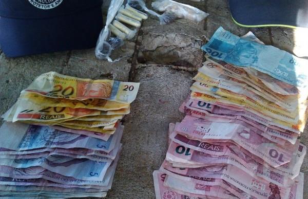 Dinheiro e drogas foram apreendidos com o adolescente  (Divulgação/Guarda Municipal)
