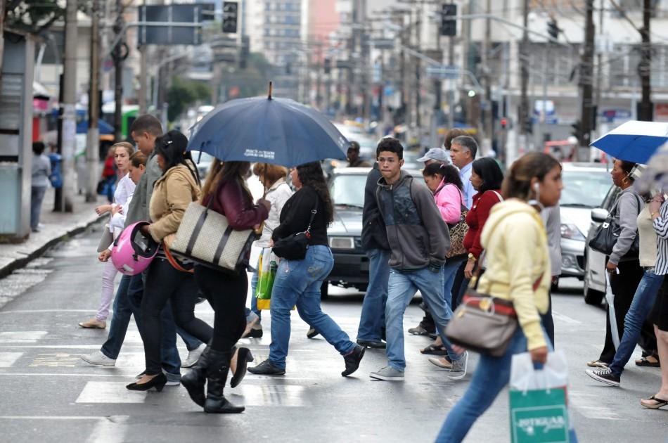 Agasalhos e guarda-chuvas foram itens obrigatórios para  quem circulou pelo Centro de Campinas na tarde desta segunda-feira (Dominique Torquato/AAN)