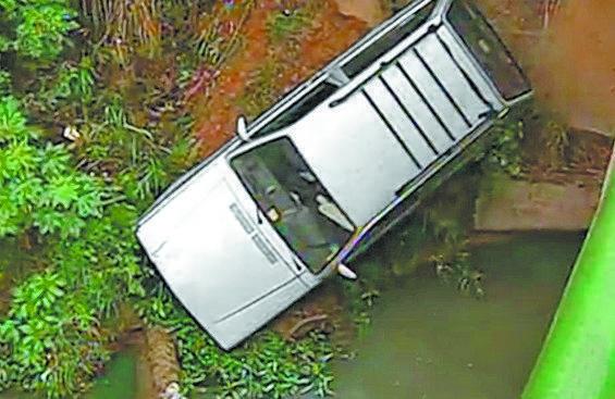Motorista ficou preso dentro do carro por mais de 18 horas (Reprodução)