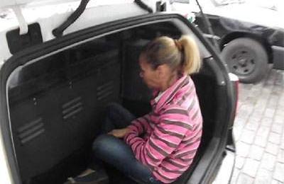 Dona de casa foi presa após ser flagrada botando fogo em carro (Click Notícias)