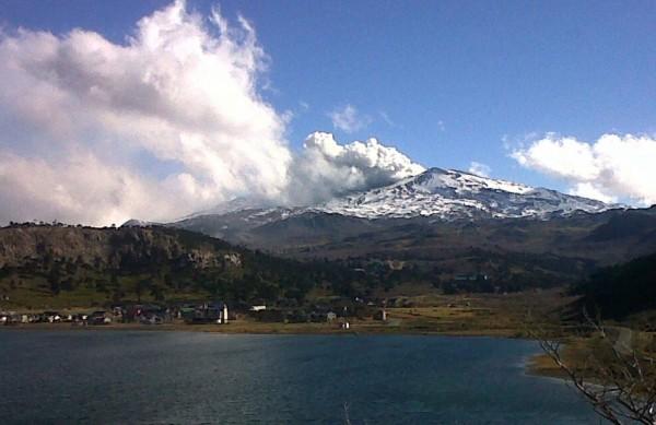 O vulcão Copahue, situado na na província de Neuquén (sudoeste), na fronteira chilena (France Press)