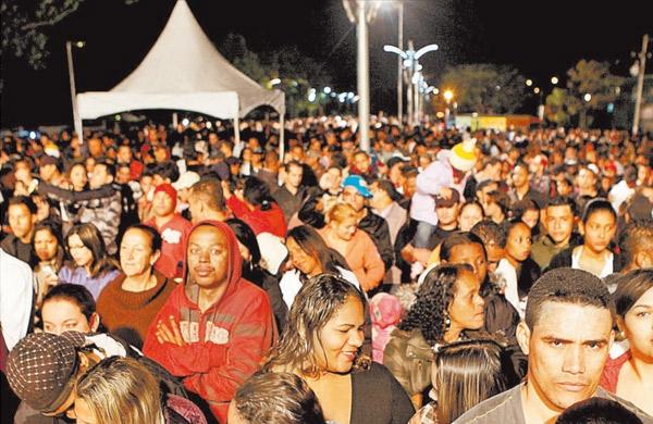 Pessoas aguardam shows na Virada Cultural (Cedoc/RAC)