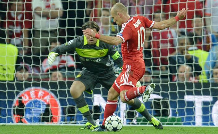 Robben chuta para marcar o gol que garantiu o título do Bayern: time de Munique faturou a Liga dos Campeões da Europa pela quinta vez na história (Patrik Stollarz/France Press)