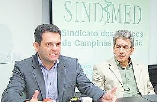 O prefeito Thiago Assis e Casemiro dos Reis Júnior, do Sindimed (Rodrigo Zanotto/Especial para a AAN)