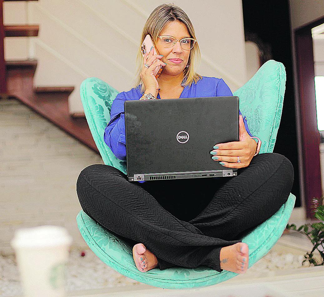 Yriana Borgonov se adaptou bem ao home office, antes viajava todos os dias para trabalhar em São Paulo (Diogo Zacarias/ Correio Popular)