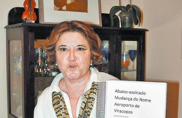 Denise, sobrinha tataraneta de Carlos Gomes, com documento contra dar o nome de Quércia a Viracopos (Leandro Ferreira/AAN)