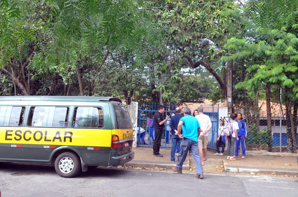 Movimentação em frente à escola estadual Castelo Branco: reclamações de pais e funcionários (César Rodrigues/AAN)