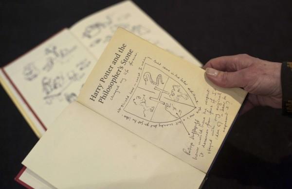 Livro de Harry Potter leioado contém 22 ilustrações originais de J.K. Rowling (Divulgação)