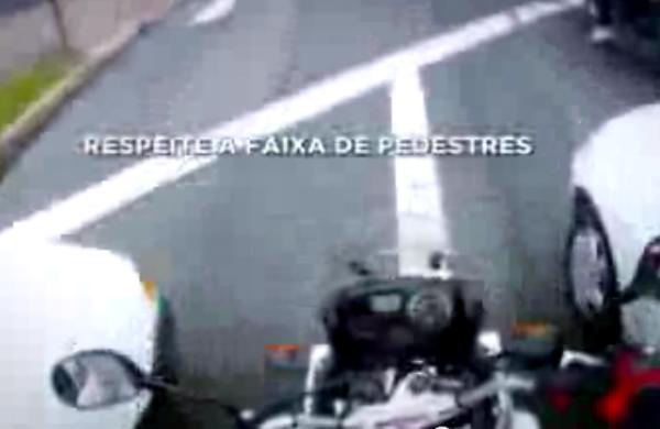 Vídeo de segurança sobre condução de motos (Captura de tela)
