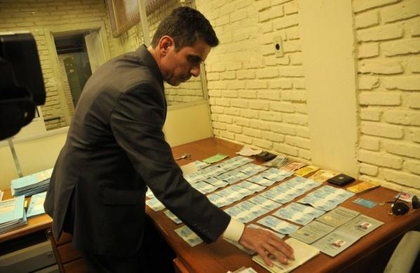 O delegado Paulo Víbrio Júnior, da Polícia Federal, mostra as notas falsas (Sérgio Masson/AAN)