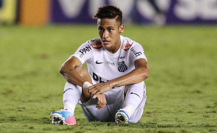 Neymar está na expectativa de ser negociado com o Barcelona e, assim, poder jogar ao lado de Messi (AE)