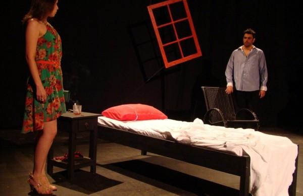 Cena do espetáculo teatral 'O Terceiro', que tem autoria e direção de Edigar Contar. (Divulgação)