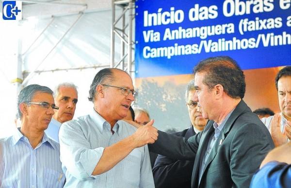 Alckmin cumprimenta o prefeito Jonas Donizette, de quem recebeu pedidos de duplicações para melhoria ao acesso de Viracopos, durante evento político na região  (César Rodrigues/AAN)