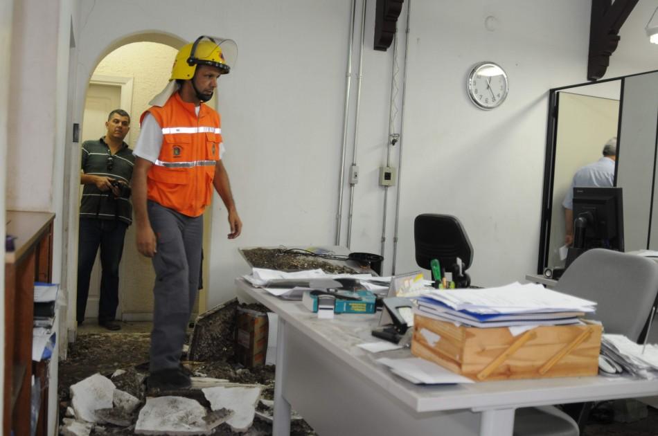 Técnico da Defesa Civil realiza vistoria no local onde o forro desmoronou (Carlos Sousa Ramos/AAN)