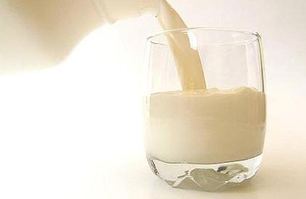 De acordo com as investigações, cinco empresas de transporte de leite adicionavam ao produto cru, entregue à indústria, uma substância semelhante à ureia, que tem formol na composição e é considerada cancerígena pela OMS (Divulgação)