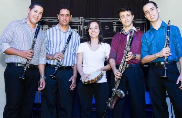 Integrantes do quarteto Torcendo Dedo e a percussionista Adriana Laranjeira (Divulgação)