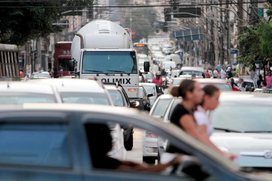 Movimento na tarde desta segunda-feira na Avenida Francisco Glicério: excesso de carros, ônibus e moto em uma das vias mais problemáticas (Rodrigo Zanotto/Especial para a AAN)