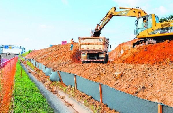 Máquinas preparam o terreno na rodovia SP-340, em frente a hipermercado, para melhorias viárias  (Érica Dezonne/AAN)