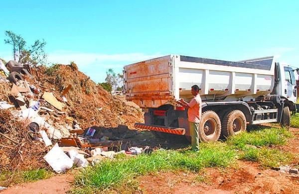 Caminhão despeja lixo retirado de bairro e que será levado a aterro (Gustavo Tilio/Especial para a AAN)