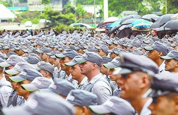 Formatura de policiais militares em São Paulo, no início do mês: categoria cobra melhor assistência (AE)