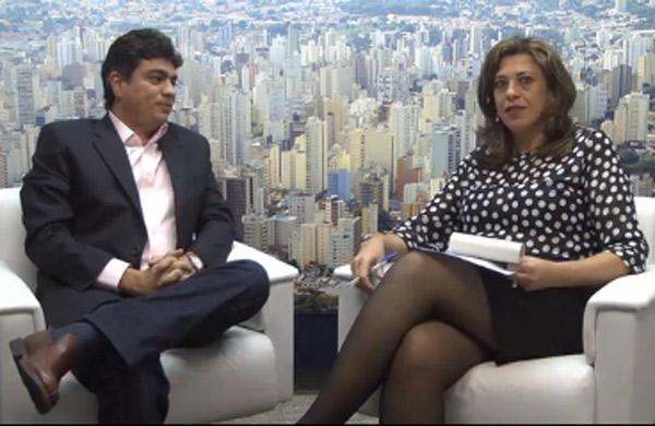 Cláudio Valverde é entrevistado pela repórter Vilma Casques (Reprodução)