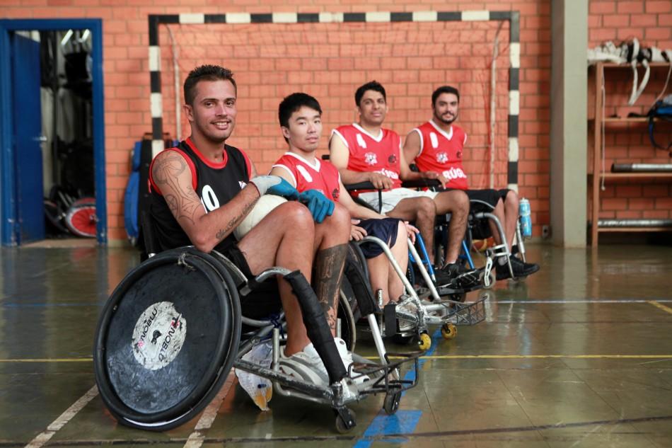 Hendrik Zanotti Franco com seus companheiros de rugby paralímpico: transplante nos EUA poderá fazer com que ele volte a abrir as mãos (Rodrigo Zanotto/Especial para AAN )