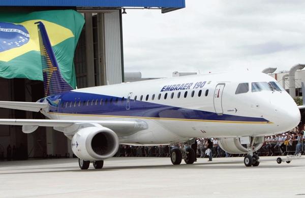 Jato 190 da Embraer deixa galpão em exposição (Divulgação)