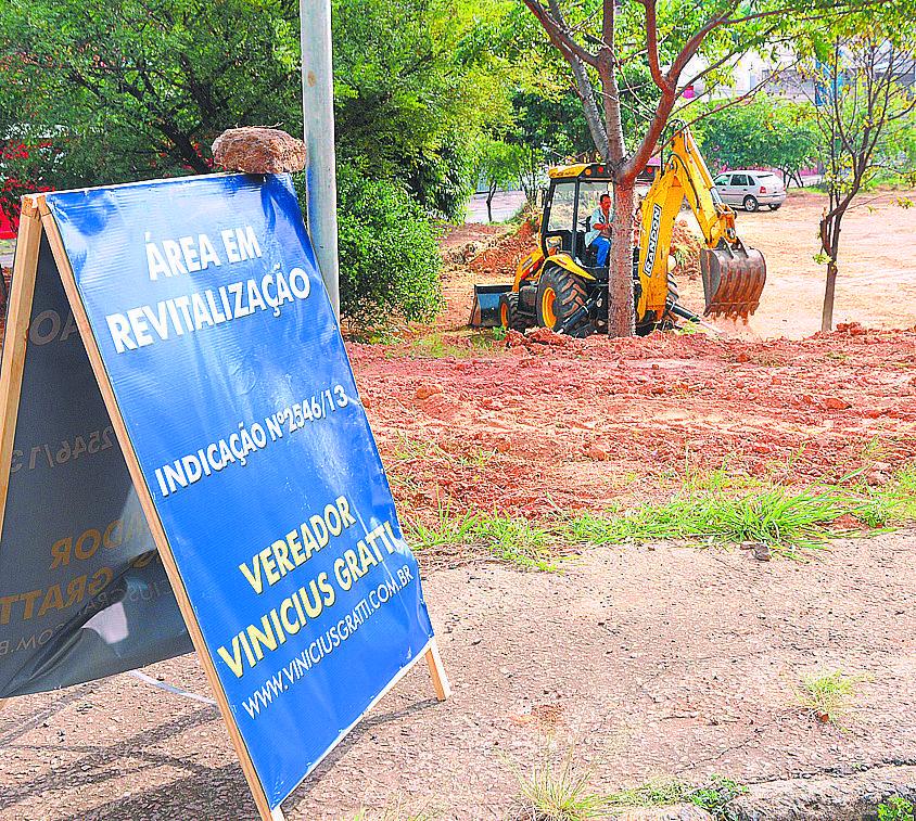 Placa de vereador em praça no Jardim do Trevo: trator da Prefeitura faz trabalhos de limpeza no local (Carlos Sousa Ramos/AAN)