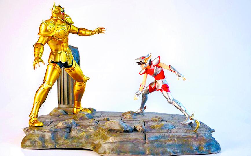 Diorama comos personagens Aldebaran e Seiya é um dos itens em exposição no evento deste sábado (Divulgação)