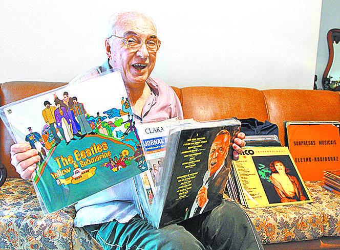 O aposentado José Oliveira com alguns discos que vai doar e vender (Leandro Ferreira/AAN)