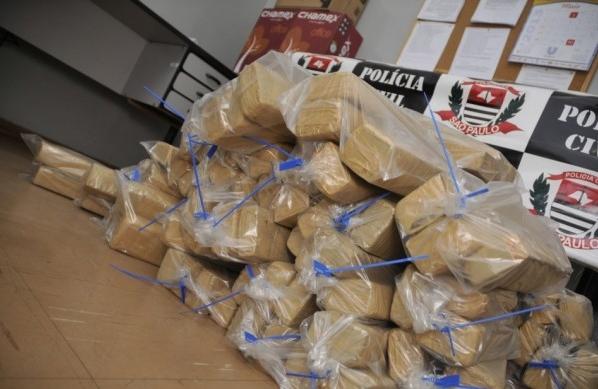 Droga foi encontrada no banco de um Palio, na Rodovia Anhanguera (Sérgio Masson/Gazeta de Ribeirão)