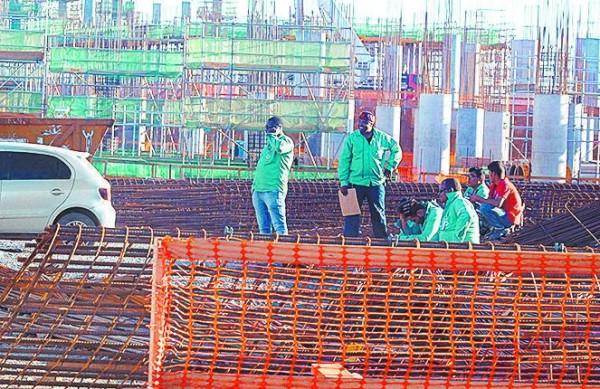 Funcionários no canteiro de obras da ampliação de Viracopos (Dominique Torquato/7mai2013/AAN)
