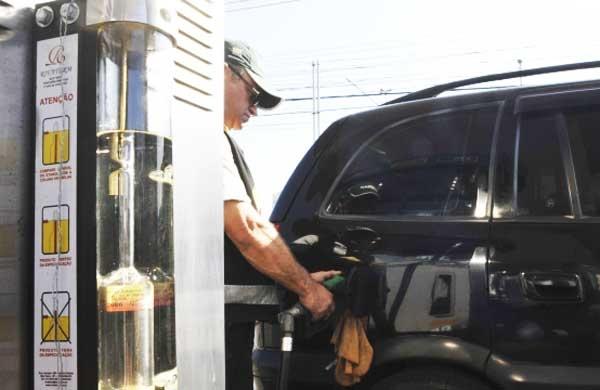 O ministro de Minas e Energia, Edison Lobão, reiterou nesta terça-feira, 3, que o governo não cogita "no momento" um reajuste da gasolina (Agência Brasil)