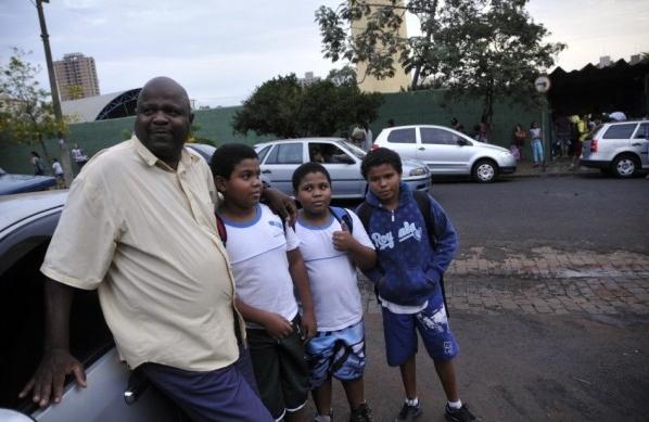 Mauro com os filhos Malcom e Lincoln, e o colega Hernandes (da esq. para dir.) (Sérgio Masson/AAN)