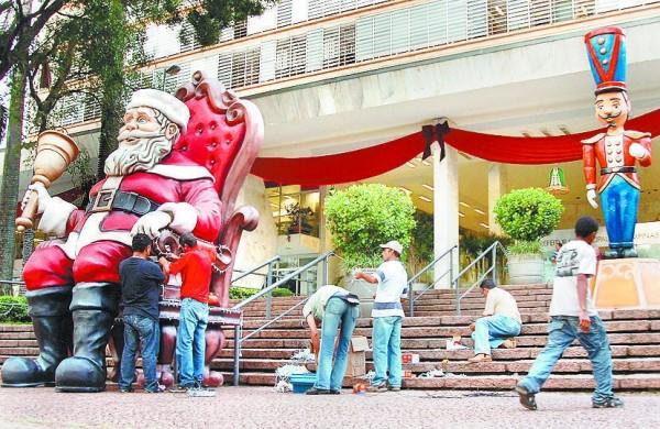 Funcionários instalam decoração de Natal no Paço Municipal em 2010: licitação investigada pelo MPCedoc/AAN (Cedoc/AAN)