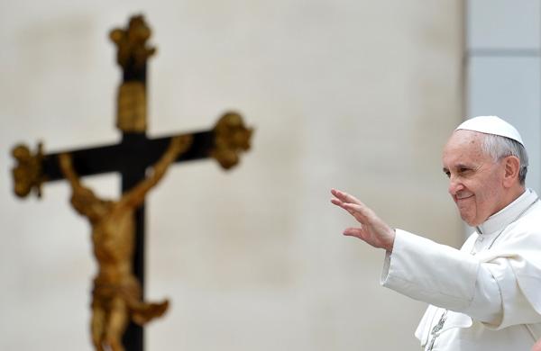 Papa Francisco acena para fieis durante missa no Vaticano (France Press)