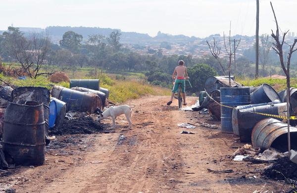 Mais de 40 tambores contendo uma substância de cor escura e odor fétido foram depositados irregularmente na entrada do Jardim Monte Alto, próximo ao aterro Delta, em Campinas.  (César Rodrigues/AAN)