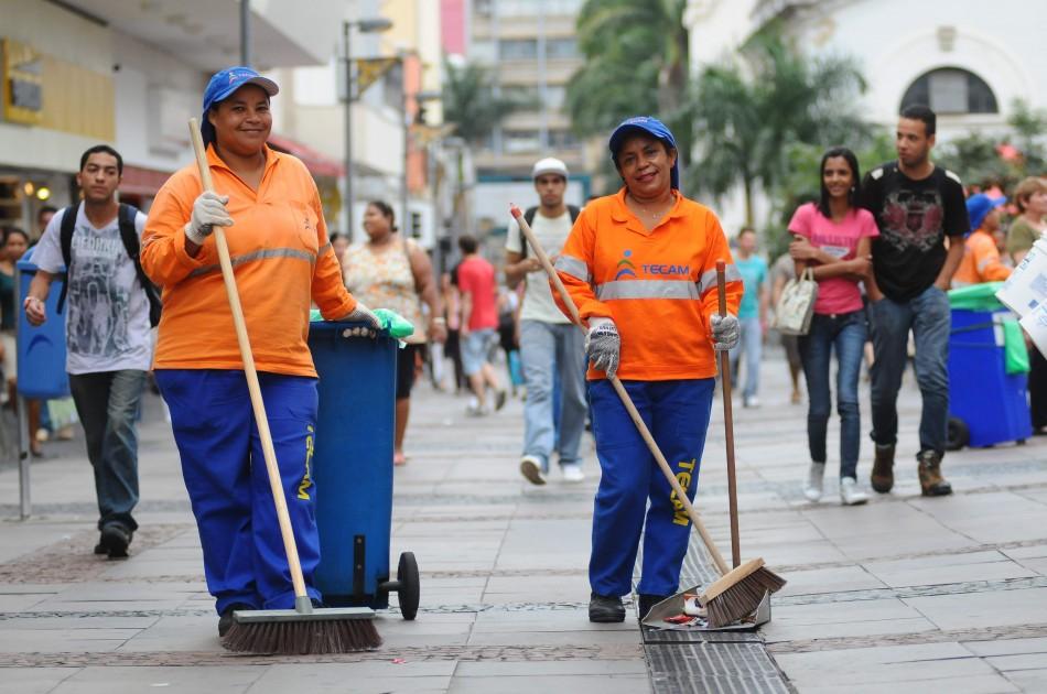 Companheiras de trabalho, Luzinete Macedo, 48 anos, e Leni Xavier da Costa, 35 anos, são um exemplo de força (Érica Dezonne/AAN)