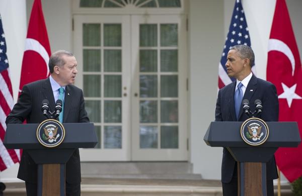 Obama (D) durante encontro com o primeiro-ministro da Turquia, Recep Tayyip Erdogan (E) (France Press)