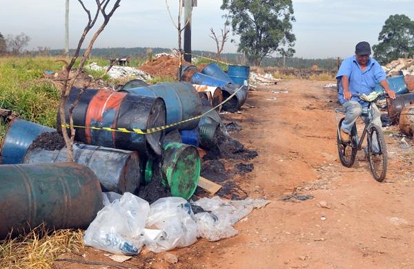 Tambores deixados em área na Estrada do Mão Branca, em Campinas (César Rodrigues/ AAN)