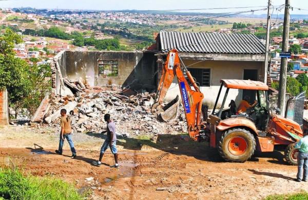 Casa em área irregular é demolida a pedido da Secretaria de Habitação no Jardim Satélite Íris, em Campinas: segundo a pasta, derrubadas continuarão ao longo da semana (Gustavo Tilio/Especial para a AAN)