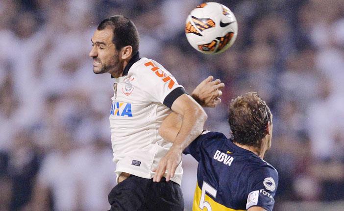 Danilo (à esq.), do Corinthians, disputa jogada pelo alto com Somoza, do Boca Juniors (Nelson Almeida/France Press)