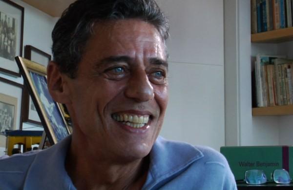 Chico Buarque em cena do filme 'Palavra (En) Cantada' (Divulgação)