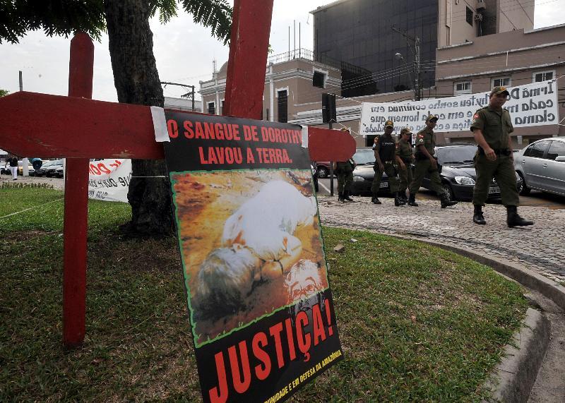 Religiosos e simpatizantes da missionária norte-americana Dorothy Stang, assassinada, fazem protesto em frente ao Fórum Criminal de Belém durante o julgamento do réu confesso, Rayfran das Neves Sales (Agência Brasil)