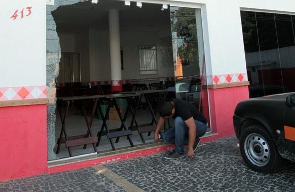 Os bandidos fugiram levando dois aparelhos de televisão, que estavam instalados em duas paredes opostas (Rodrigo Zanotto/ Especial para a AAN)