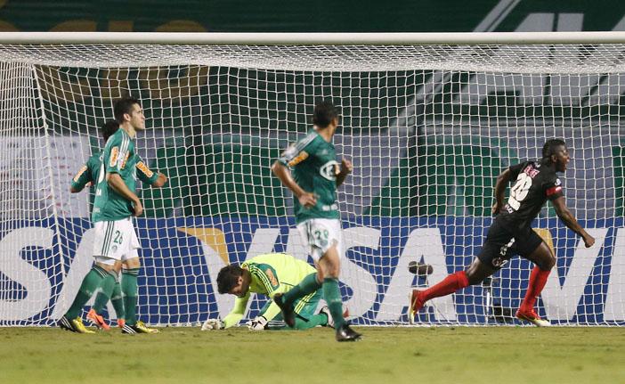 Bruno lamenta a falha incrível no gol de Riascos, o primeiro do Tijuana na partida: Palmeiras está eliminado (Alex Silva/AE)