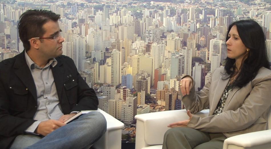O jornalista Fabiano Ormaneze entrevista presidente da Associação (Reprodução)