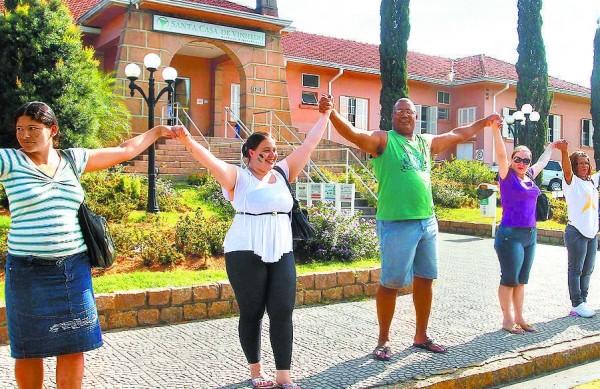 Manifestantes em frente à Santa Casa em ato contra a quebra de contrato da Prefeitura com a unidade (Gustavo Tilio/Especial para a AAN)